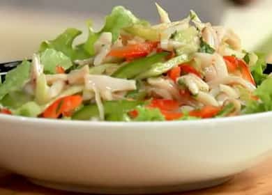 Salat mit Tintenfisch und frischer Gurke nach einem Schritt-für-Schritt-Rezept mit einem Foto
