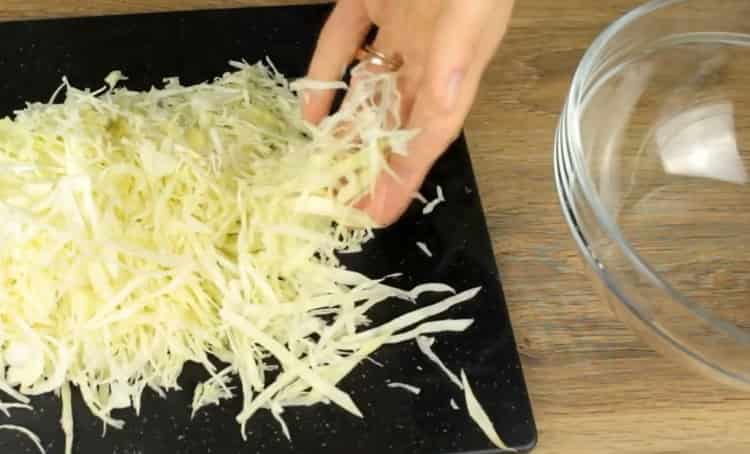Για να κάνετε καλαμάρια, ψιλοκόψτε λάχανο