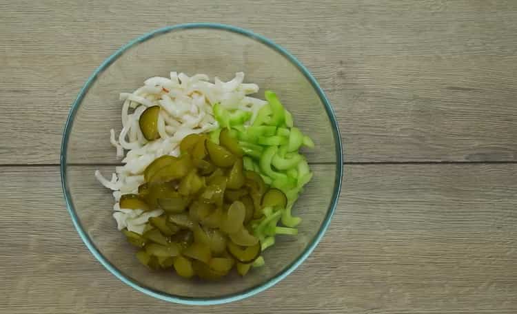 Kombinieren Sie alle Zutaten, um einen Salat zu machen.
