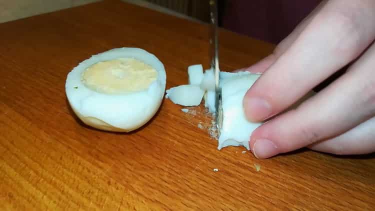 Tagliare le uova per fare un'insalata
