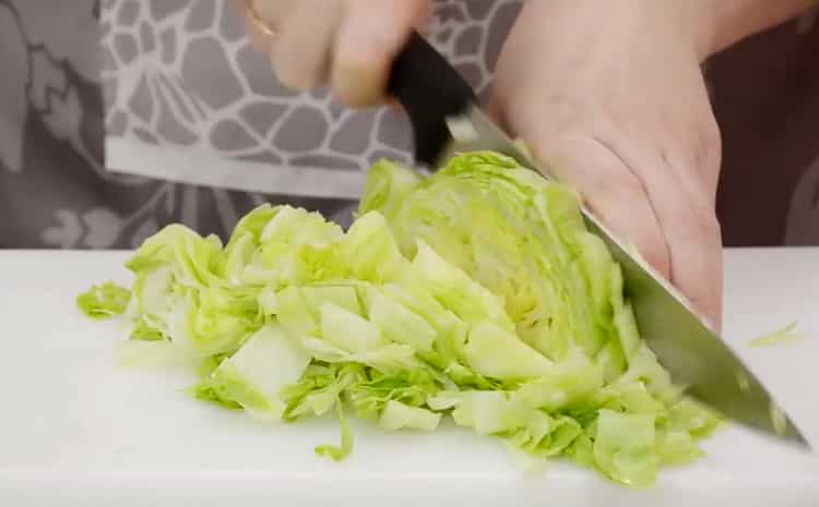 Saláta készítéséhez apróra vágjuk a salátát