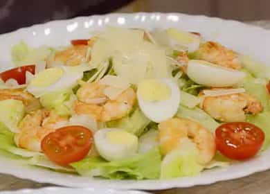 Masarap na salad ng Caesar na may prawns ng hari 🍤