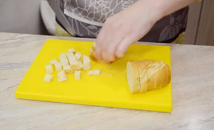 Per fare un'insalata, tagliare il pane