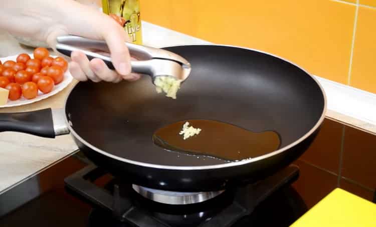 Για να προετοιμάσετε τη σαλάτα, ετοιμάστε το λάδι σκόρδου