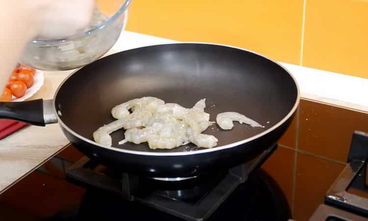 Apkepkite krevetes, kad susidarytų salotos