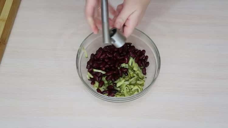 Mescola gli ingredienti per fare un'insalata