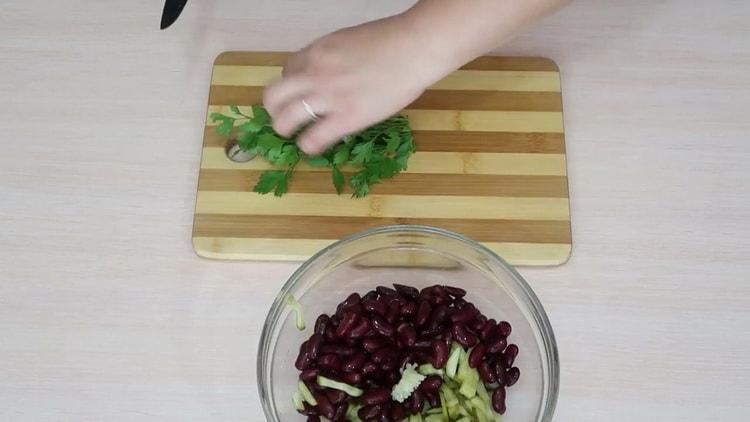 Per preparare un'insalata, tritare gli ingredienti