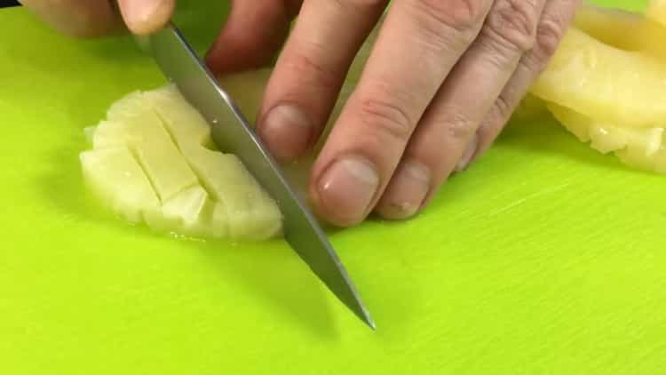 Per preparare un'insalata, tagliare l'ananas