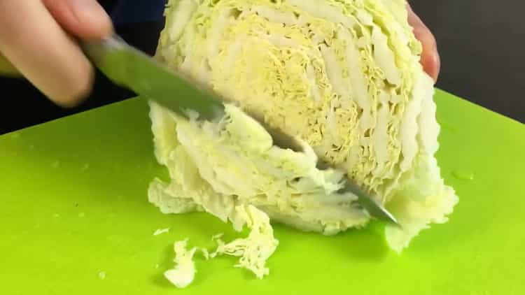 Για να κάνετε μια σαλάτα, ψιλοκόψτε λάχανο