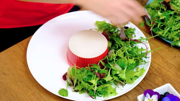 Išdėliokite salotas, kad susidarytų salotos