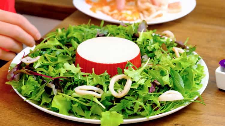 Bereiten Sie Meeresfrüchte für Salat