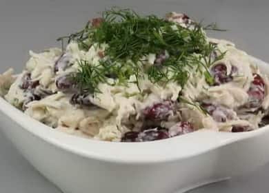 Wie lernt man, wie man einen köstlichen Salat mit Hähnchenbrust und Bohnen zubereitet?