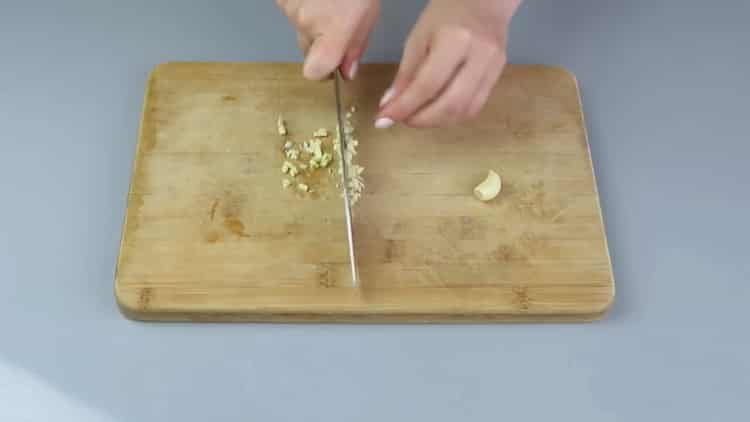 Κόψτε το σκόρδο για να κάνετε μια σαλάτα