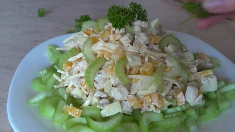 Guarnire con verdure per fare un'insalata