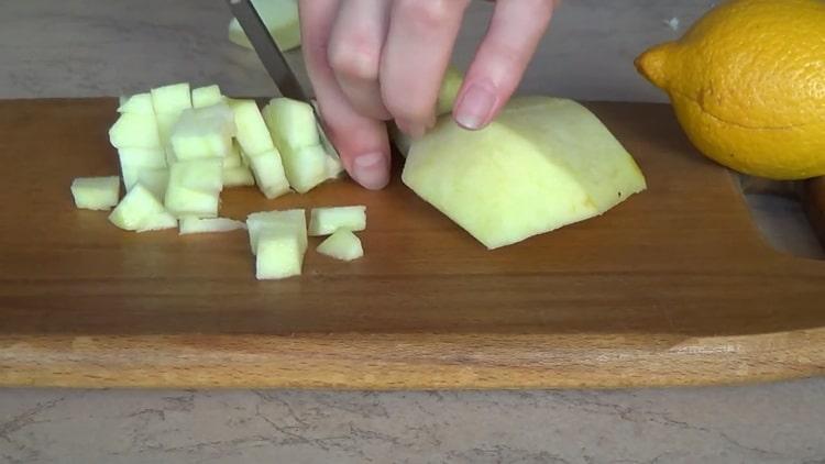 За да направите салата, накълцайте ябълка