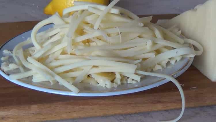 Per fare un'insalata, tagliare il formaggio
