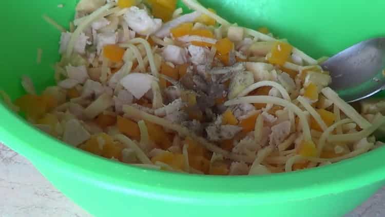 Upang makagawa ng salad, magdagdag ng mga pampalasa at mayonesa