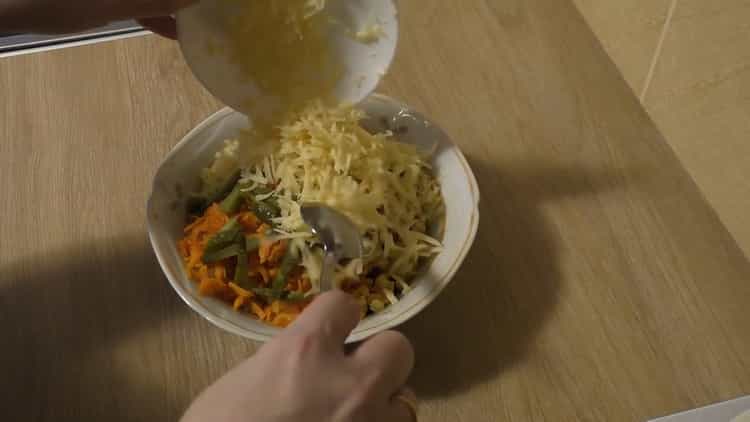 Käse reiben, um einen Salat zu machen