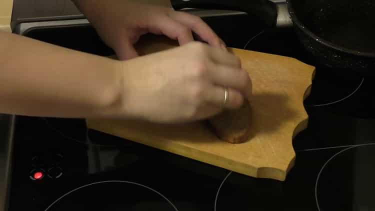 Saláta készítéséhez készítsen kekszet