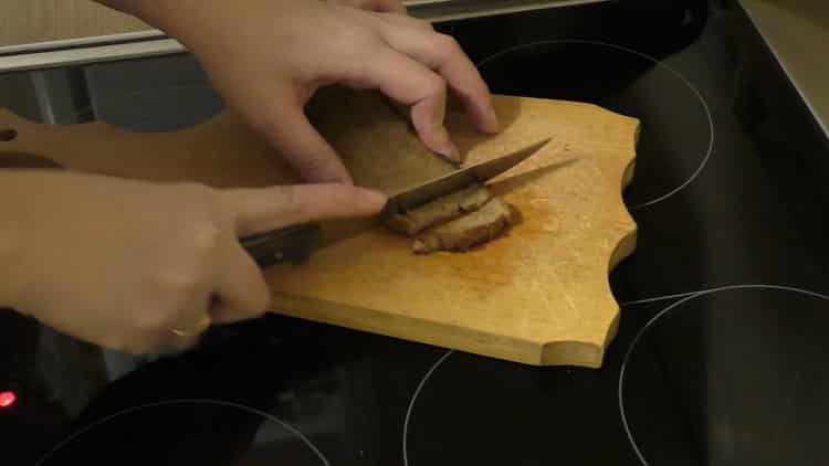Για να κάνετε μια σαλάτα, κόψτε το ψωμί