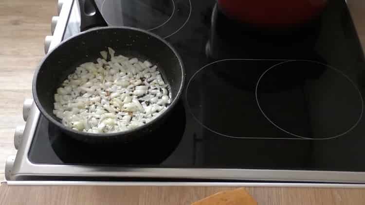 Die Zwiebel braten, um einen Salat zu machen