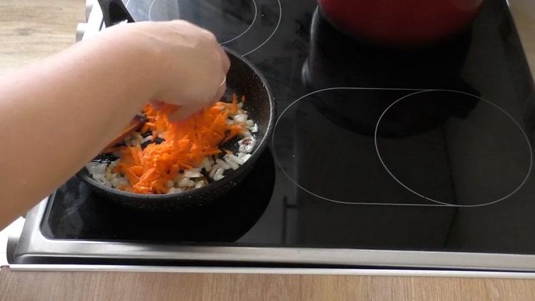 Friggere le carote per preparare un'insalata