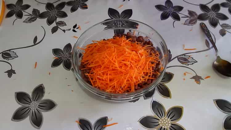 Настържете морковите, за да направите салата