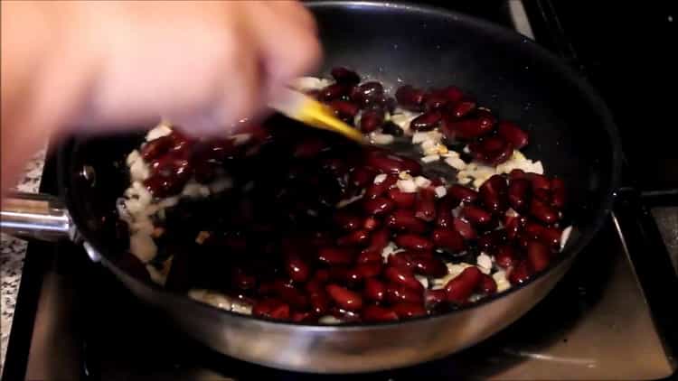 Um das Gericht zuzubereiten, gießen Sie die Bohnen in die Pfanne