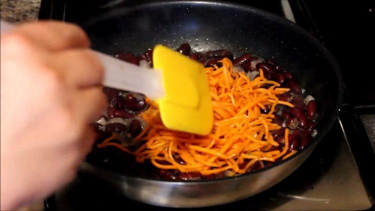 Για να προετοιμάσετε το πιάτο, ρίξτε ψιλοκομμένα καρότα