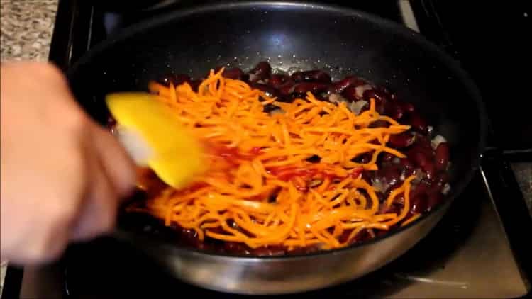 Nalijte do rajčatové pasty k přípravě jídla.