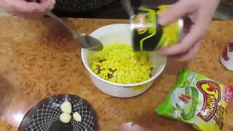 Per preparare l'insalata, prepara gli ingredienti