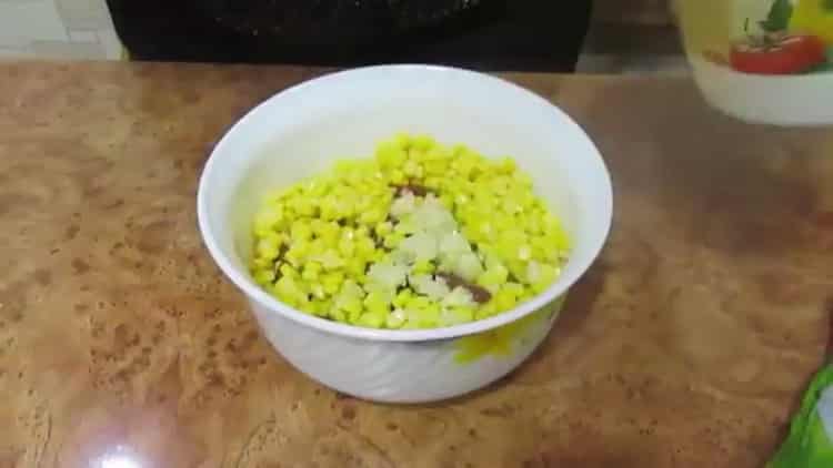 Per preparare l'insalata, strofina l'aglio