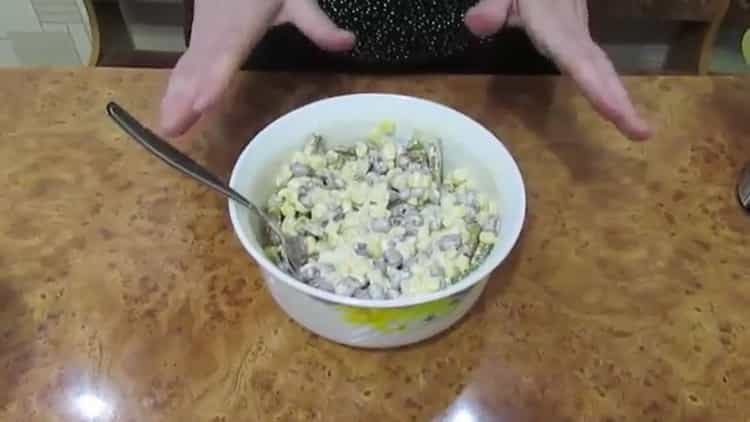 Salat mit Bohnen und Mais-Crackern: ein schrittweises Rezept mit Fotos