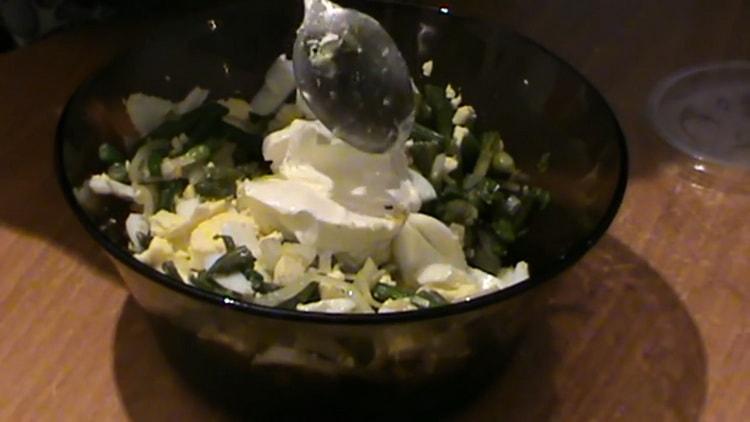 Per aggiungere l'insalata, aggiungere la panna acida