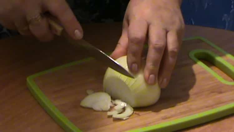 Per preparare l'insalata, tritare la cipolla