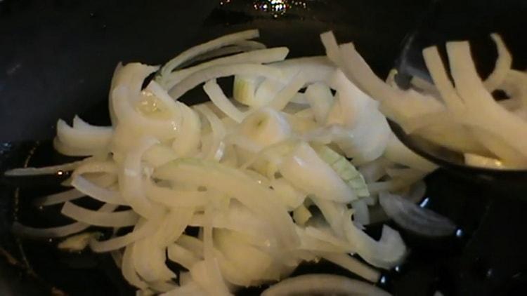 Friggere la cipolla per fare un'insalata