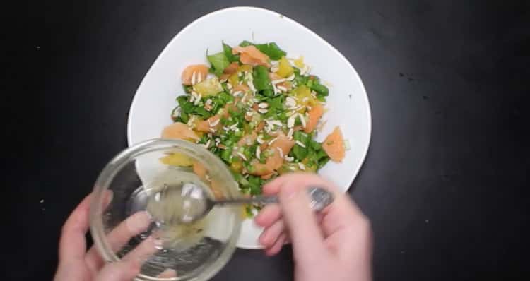 Per preparare il piatto, versare il condimento per l'insalata