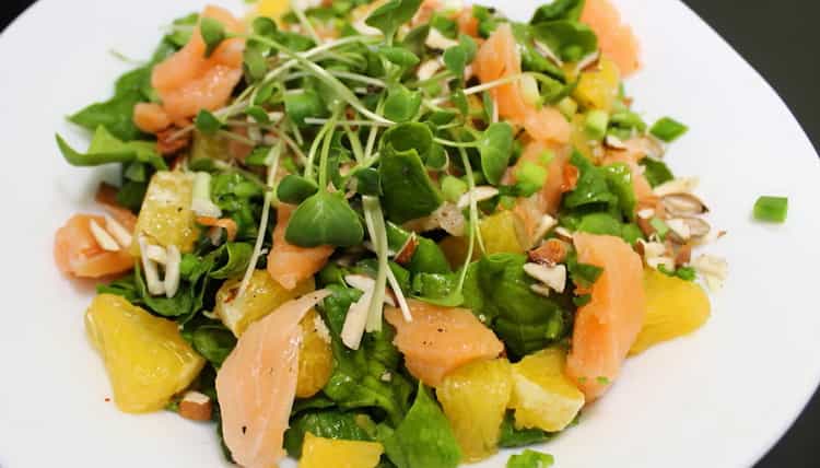 Σπανάκι και σαλάτα σολομού - νόστιμο, ζουμερό και υγιεινό