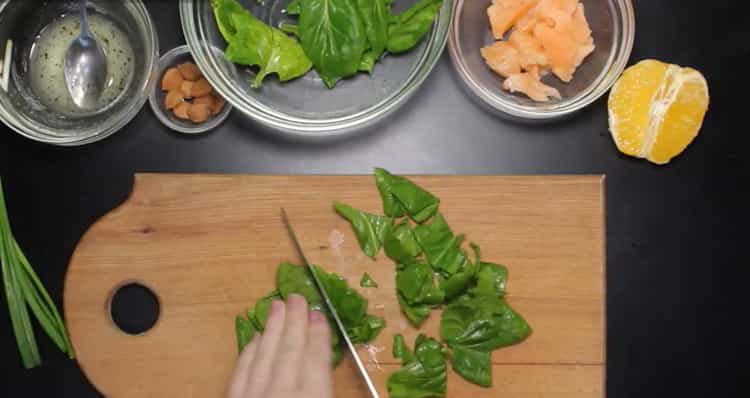 Zum Kochen das Gemüse hacken
