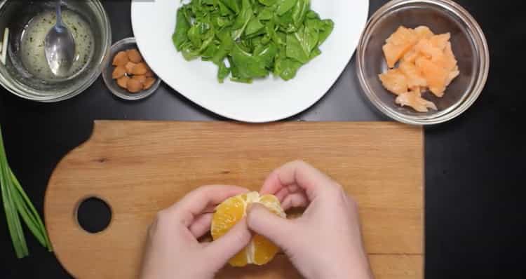 Per cucinare, tagliare un'arancia