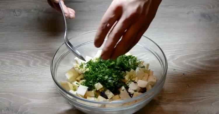 Per preparare il sedano, tritare le verdure