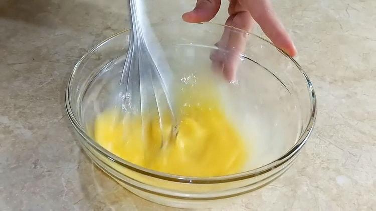 Bevert tojást, hogy tésztát készítsen.