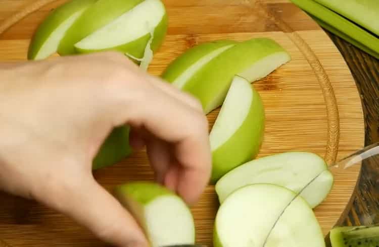 Schneiden Sie Äpfel, um Saft zu machen
