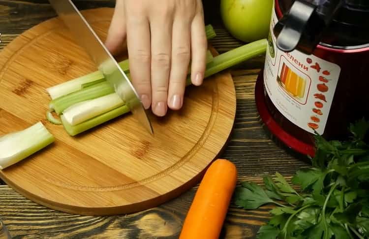 Upang makagawa ng juice, i-chop celery