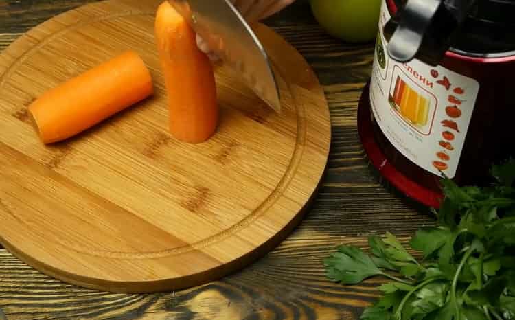 Για να κάνετε χυμό, ψιλοκόψτε τα καρότα