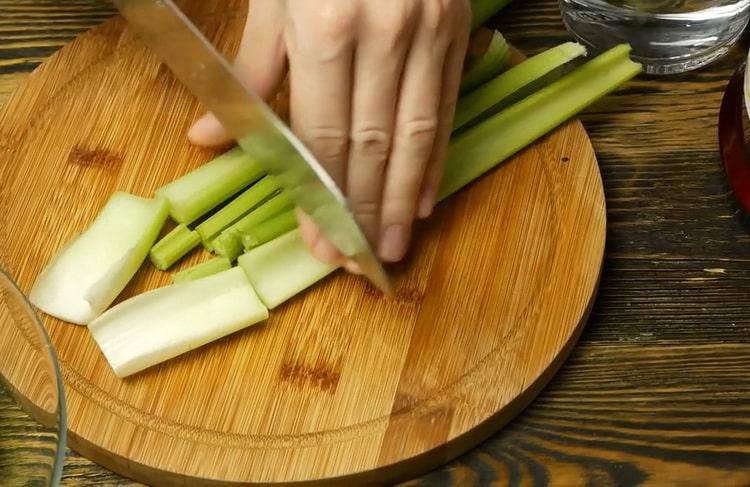 Upang makagawa ng juice, i-chop celery