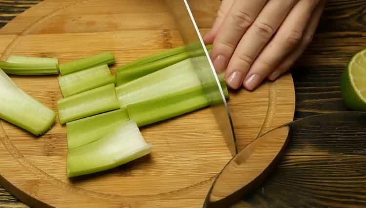 Pro výrobu šťávy nakrájejte celer