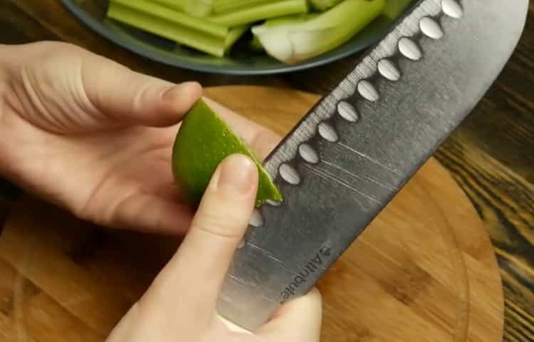 Norėdami pagaminti sultis, supjaustykite citriną