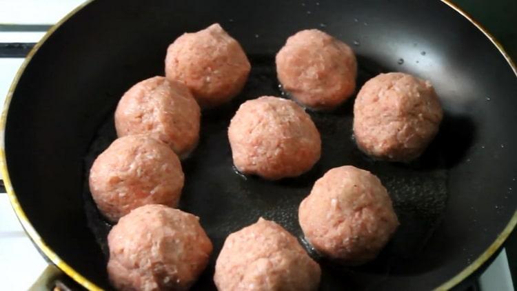 Upang magluto ng mga meatball, painitin ang kawali