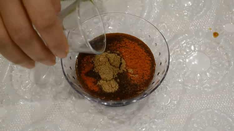 Aggiungi l'aceto per preparare la salsa